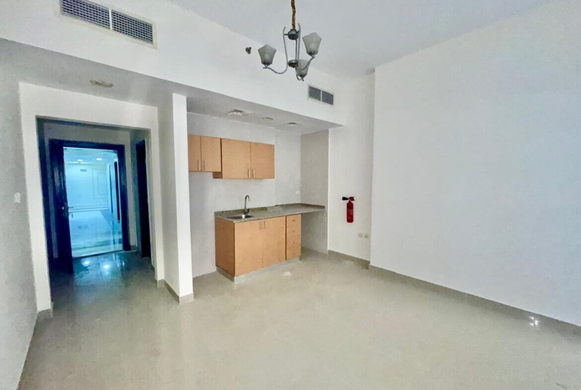 For sale Studio in Sharjah - للبيع استوديو في موقع ممتاز في الشارقة