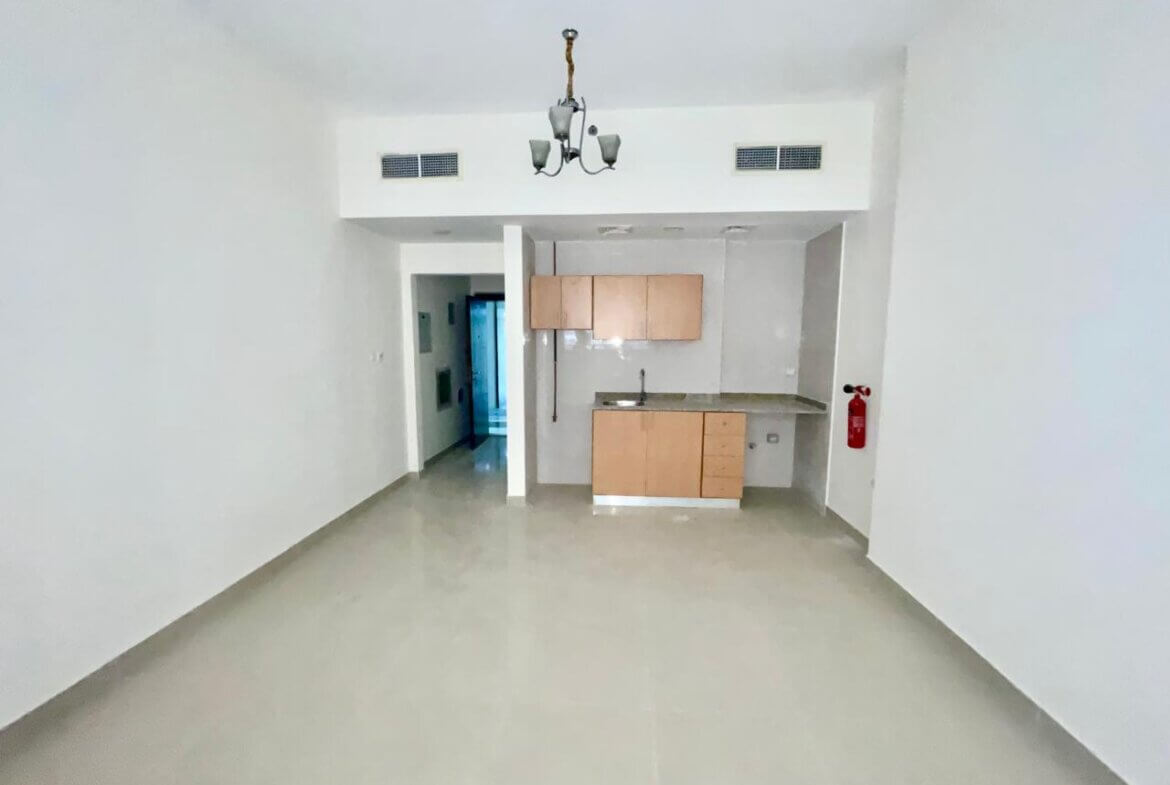 For sale Studio in Sharjah - للبيع استوديو في موقع ممتاز في الشارقة