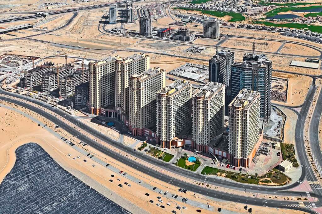 شقة للبيع في دبي -IMPZ | غرفة وصالة مفروشة بالكامل